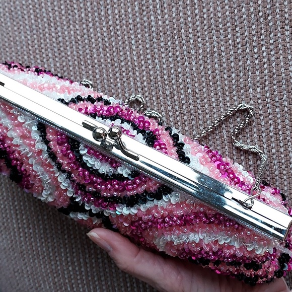 La Regale Sequined bag with long silvertone chain, EUC - Picture 8 of 16